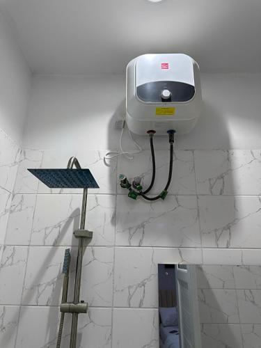 una máquina en la pared de una habitación en Near Lakowe Golf and Lekki FTZ Minutes From Awoyaya with Constant Power, Wi-Fi, Gym by Crystal Stays, en Eleputu