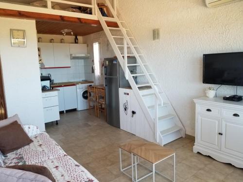 Sole & Mare Apartment في لوميو: غرفة معيشة بها درج يؤدي إلى مطبخ