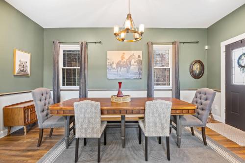 Χώρος καθιστικού στο 3BR Cozy Family Home with HotTub & Spacious Backyard