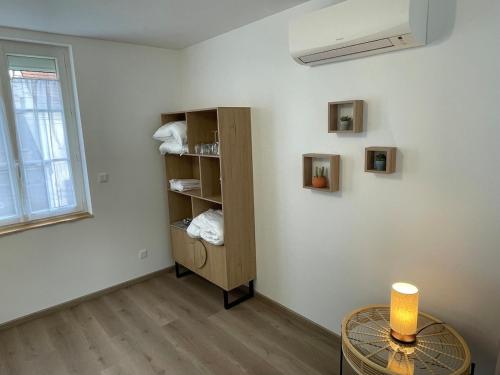 ボーヴェにあるCharmant studio à Beauvais ABの本棚とテーブルが備わる部屋