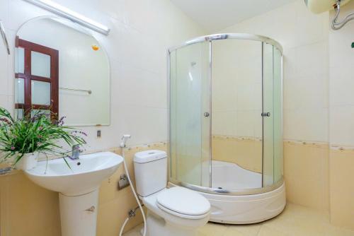 a bathroom with a shower and a toilet and a sink at Biệt thự hồ bơi cho du khách bãi sau in Vung Tau