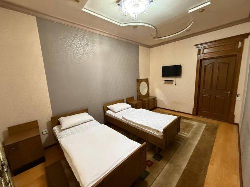 Кровать или кровати в номере Apartament Raxmatullayev