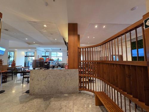 een lobby met een trap en een bureau in een gebouw bij Beach Class Executive por Yolo in Recife