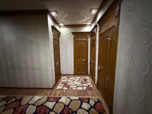 Кровать или кровати в номере Apartament Raxmatullayev