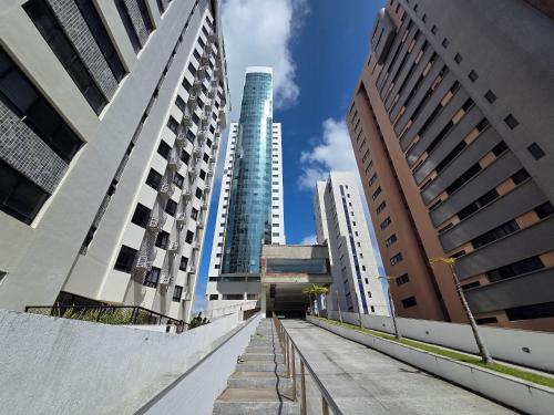 una pasarela en una ciudad con edificios altos en Beach Class Executive por Yolo, en Recife