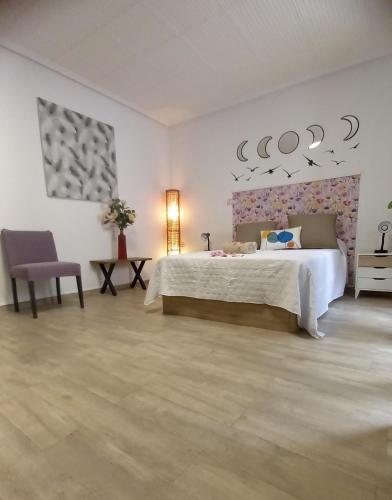 a bedroom with a bed and a table and a chair at Casa Centro Paraíso Interior Catedral Jaén in Jaén