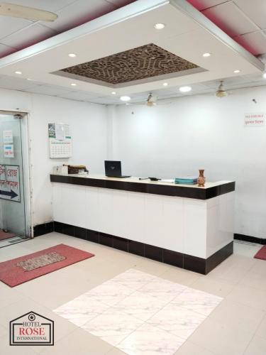 una hall di un hotel con reception di Hotel Rose International a Dhaka