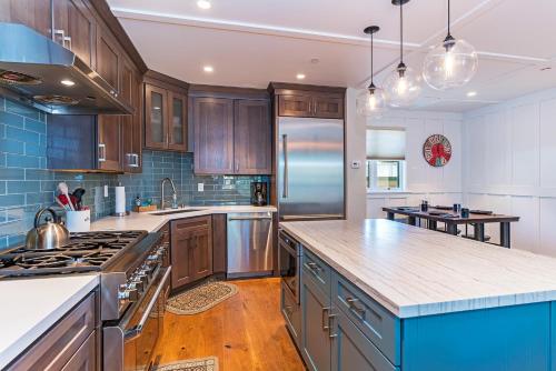 Gallery image of Lakefront Tahoe Condo, Panoramic Views, Near Northstar Skiing, Centrally Located in Kings Beach in Kings Beach