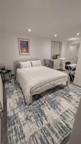 Postel nebo postele na pokoji v ubytování 1 Bedroom Seafront Lower Ground Floor Apartment with Private Parking