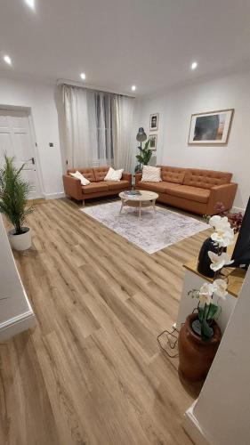 Posezení v ubytování 1 Bedroom Seafront Lower Ground Floor Apartment with Private Parking