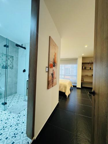 une salle de bain avec douche et une chambre avec un lit dans l'établissement Luxury Room en Las Quintas, à Tunja