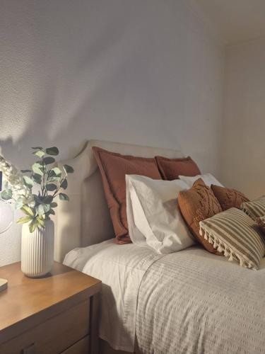 a bedroom with a bed with pillows and a table at Luar de Prata in Crato