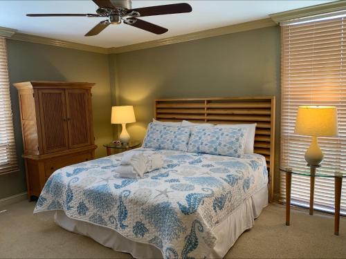 ein Schlafzimmer mit einem Bett und einem Deckenventilator in der Unterkunft 928 Cutter Court at The Sea Pines Resort in Hilton Head Island