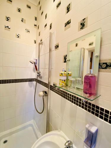 Ein Badezimmer in der Unterkunft Carlton Hotel