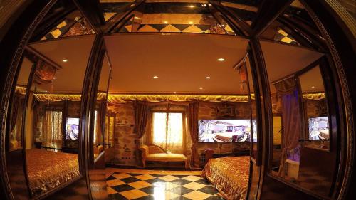 1 dormitorio con 2 camas y espejo en Cattaro Royale Apartment, en Kotor