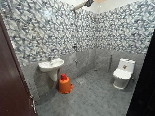 un baño con lavabo e inodoro en Seeta residency, en Gokarna