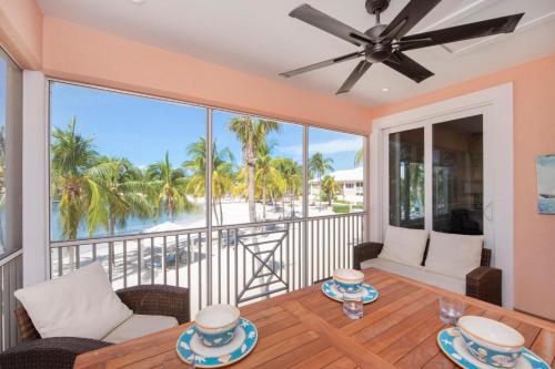 une salle à manger avec vue sur l'océan dans l'établissement Starfish Kai - Serene Beachfront Condo with Stunning Bay Views & Resort Amenities, à Driftwood Village