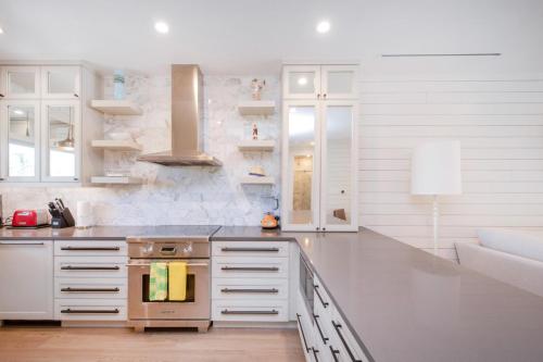 Cuisine ou kitchenette dans l'établissement Starfish Kai - Serene Beachfront Condo with Stunning Bay Views & Resort Amenities