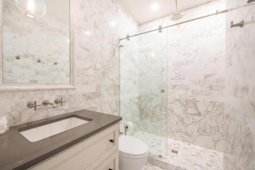 Salle de bains dans l'établissement Starfish Kai - Serene Beachfront Condo with Stunning Bay Views & Resort Amenities