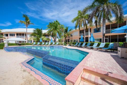 Piscine de l'établissement Starfish Kai - Serene Beachfront Condo with Stunning Bay Views & Resort Amenities ou située à proximité