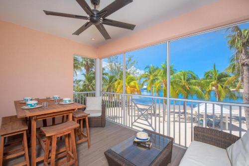 Piscine de l'établissement Starfish Kai - Serene Beachfront Condo with Stunning Bay Views & Resort Amenities ou située à proximité