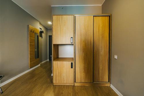 バトゥミにあるApartments Batumiの廊下のある部屋に大きな木製キャビネット