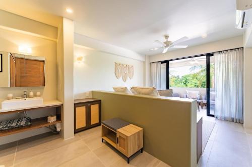 un salon avec un lavabo et une salle de bain dans l'établissement 3065 - Solana A208, à Santa Cruz Huatulco