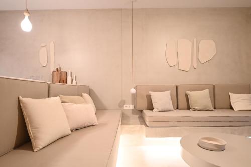 Ruang duduk di Pefki Luxury Suites