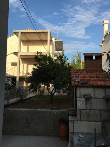 Apartments and rooms Velada