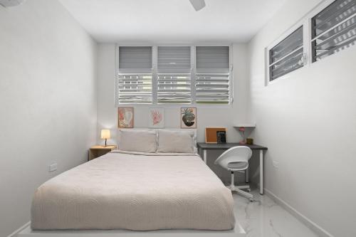 Modern 2 Br Apt Great Location Smart Tv Acにあるベッド