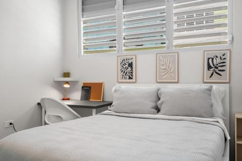 Modern 2 Br Apt Great Location Smart Tv Acにあるベッド