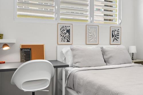 Modern 2 Br Apt Great Location Smart Tv Acにあるベッド