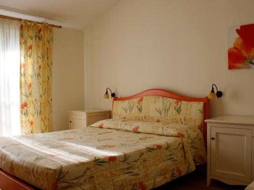 a bedroom with a bed and a window at Cà Del Moro Resort & SPA in Pontremoli