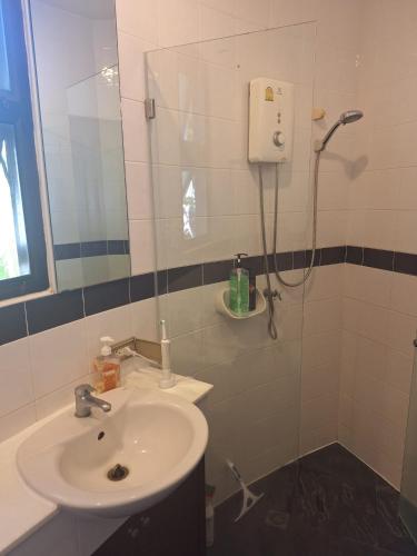 a bathroom with a sink and a shower at Mango Paradise, in der Nähe des Black Mountain Golf Clubs in Hua Hin