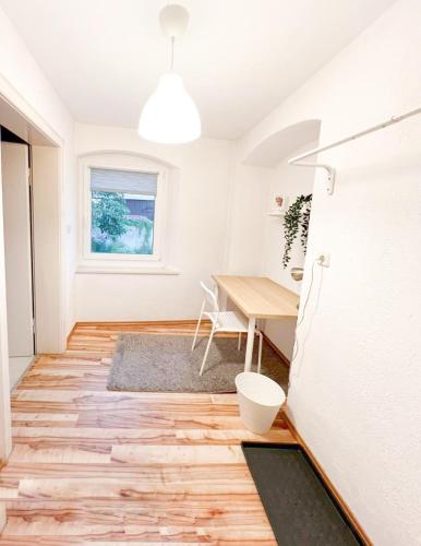 a room with a wooden floor and a table at Zentrale Ferienunterkunft in Sulzbach-Rosenberg