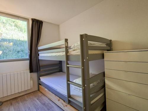 a bunk bed room with two bunk beds and a window at Appartement spacieux et moderne, 3 pièces, 6 pers, proche pistes et commerces - Flaine Forêt - FR-1-425-28 in Flaine