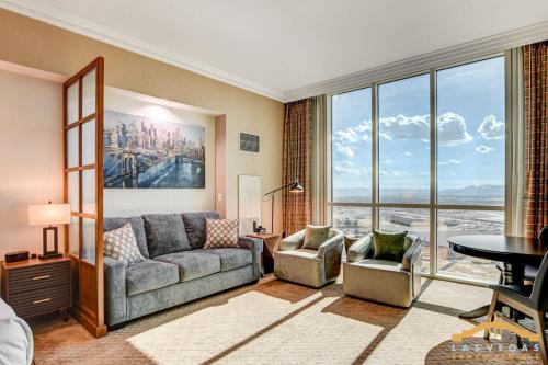 un salon avec un canapé et une table dans l'établissement MGM Signature-31-816 Jacuzzi Studio, à Las Vegas