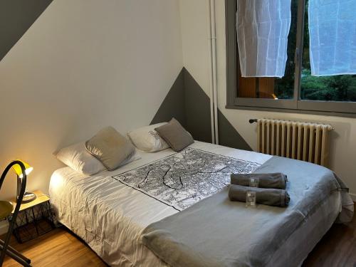 une chambre avec un lit avec un sac dessus dans l'établissement Studio 29, à Troyes