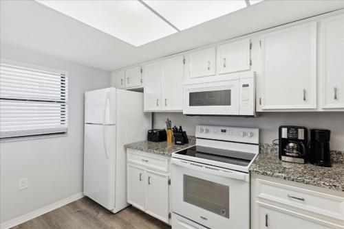 Cuisine ou kitchenette dans l'établissement Boardwalk 401