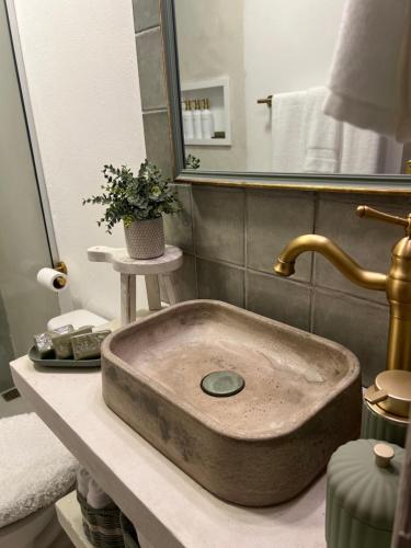 a sink in a bathroom with a mirror at Pousada Estrela do Norte in Pipa