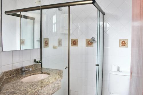 une salle de bain avec lavabo et douche dans l'établissement Pousada Kaianoá, à Arraial do Cabo