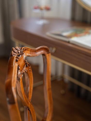a wooden chair sitting in front of a wooden desk at Hotel Gabrielli Venezia - Starhotels Collezione in Venice
