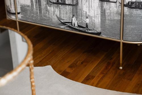 a picture of two men in a boat on a table at Hotel Gabrielli Venezia - Starhotels Collezione in Venice