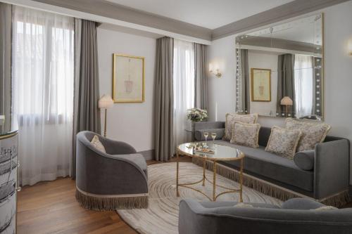 a living room with a couch and a table at Hotel Gabrielli Venezia - Starhotels Collezione in Venice