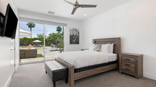 Postel nebo postele na pokoji v ubytování 2 Luxe Villas Sleeps 24 Pool Putting Green Polo Villas Mira by AvantStay