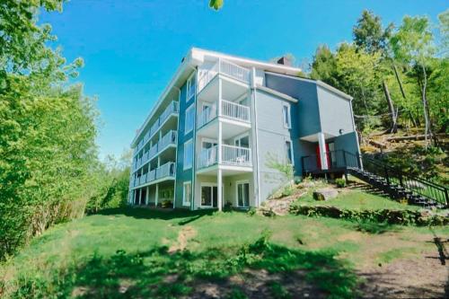 un grande condominio in cima a una collina di Studio Vintage by Gestion ELITE a Mont-Tremblant
