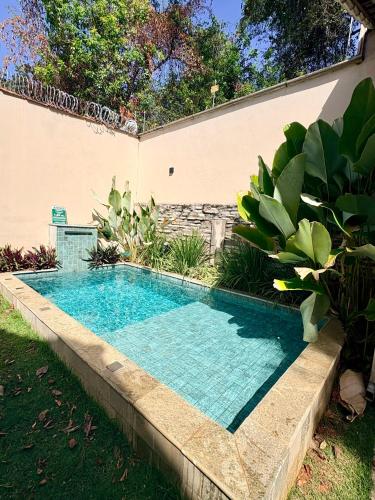 a swimming pool in the backyard of a house at Loft Dreamtime - a 80 metros do Rio das Almas! in Pirenópolis