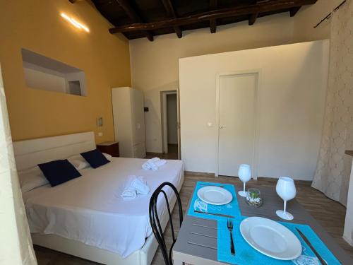 a small room with a bed and a table with at Il portale in Tropea