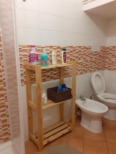 un baño con inodoro y lavabo en camera normanna, en Salerno