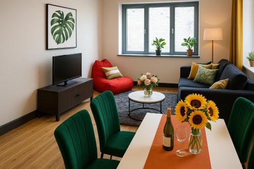 una sala de estar con un sofá y una mesa en North London 1-Bed Apt Sleeps 3 10 Min to Tube, en Finchley